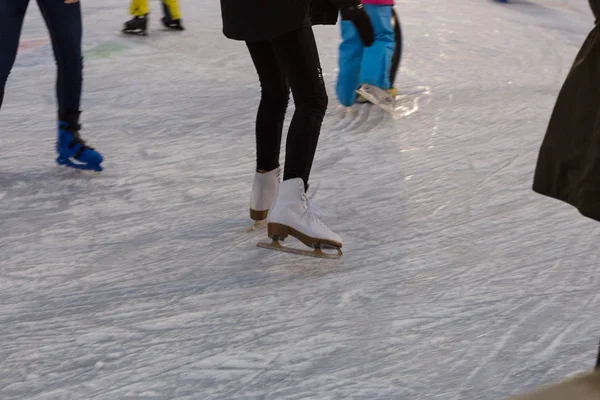 Eiskunstlauf Einem Januarwinternachmittag Auf Dem Historischen Marktplatz — Stockfoto