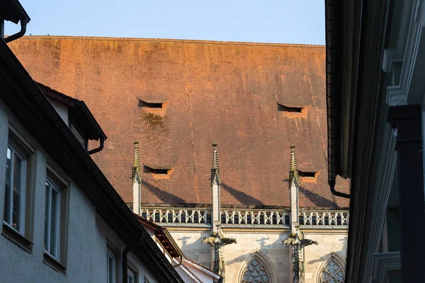 Fassaden Und Dächer Der Historischen Kirche Einem Sonnigen Frühlingsfest — Stockfoto