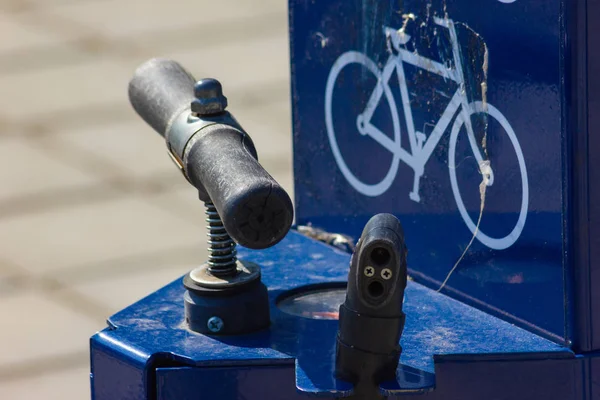 Estación Servicio Bicicletas Detalles Herramientas Fuertes Colores Rojos Azules Todo —  Fotos de Stock