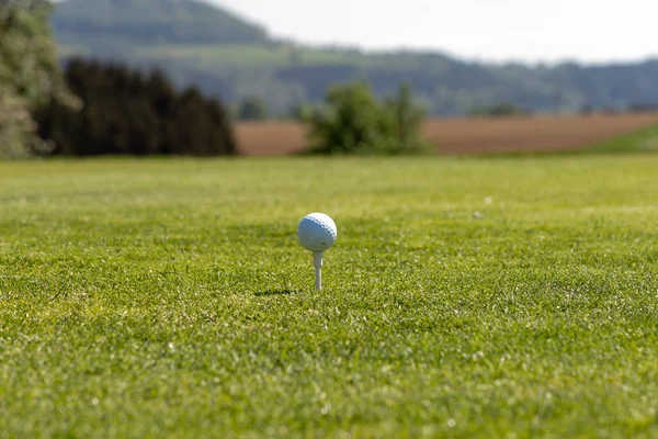 Terrain Golf Pelouse Pelouse Balle Dans Paysage Printanier Campagne Allemande — Photo