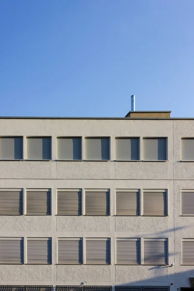 Alemán Bauhaus Arquitectura Edificio Oficinas Fachada Primavera Soleado Noche Sur — Foto de Stock
