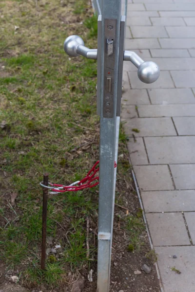 Gartenzauntür Mit Türhandel Stadtpark Süddeutschland Osterferien Frühlingstag — Stockfoto