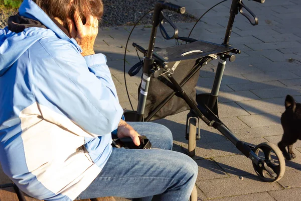 Äldre Dam Med Rollator Stadsparken Södra Tyska Våren Kväll — Stockfoto