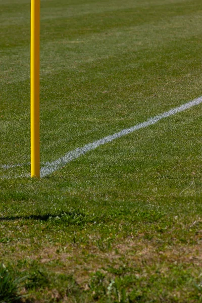 緑の芝生と角の端に黄色のポールと白線のアマチュア サッカー場 — ストック写真