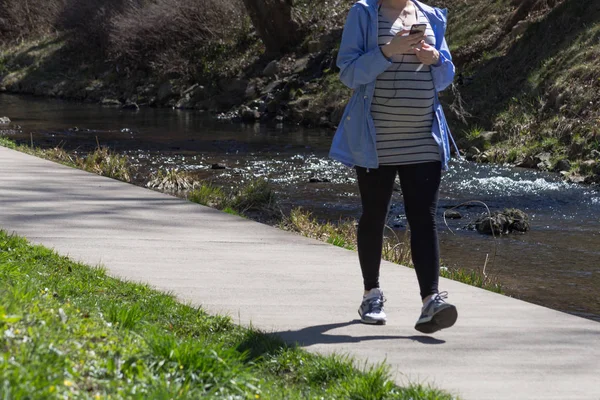 Jonge Dame Lopen Bij Riverside Paasvakantie Zonnige Dag Van Lente — Stockfoto