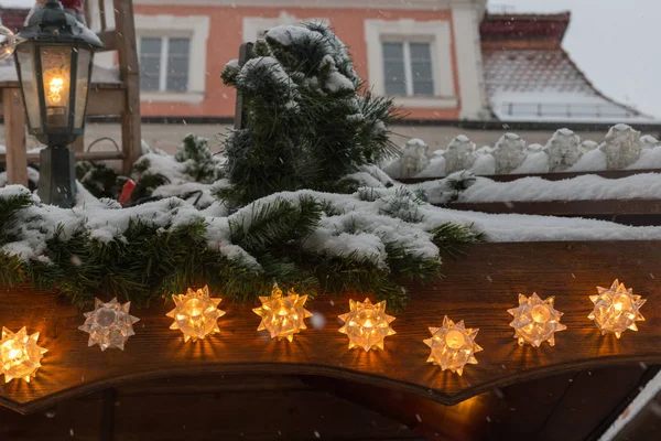 月時間 出現のシュトゥットガルトとミュンヘンの近く南ドイツの都市の歴史的な市場の装飾とクリスマス マーケットの降雪 — ストック写真