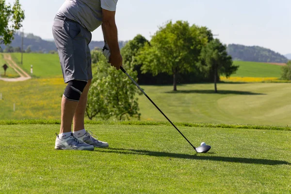 Golfspieler Auf Golfplatz Mit Schönem Grünen Gras Und Sonnenschein Frühlingshafter — Stockfoto
