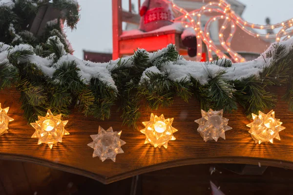 Sneeuwval Kerstmarkt Met Verlichting Lampen Decoratie Een Historische Markt Zuid — Stockfoto