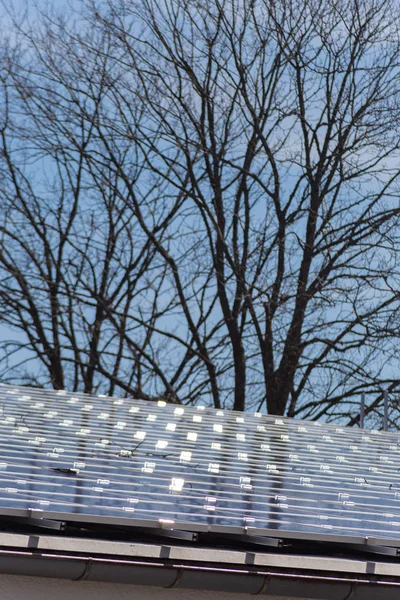 Kolektorów Słonecznych Dachu Budynku Południowych Niemczech Lotnisko — Zdjęcie stockowe