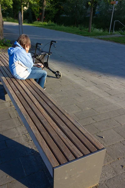 Senior Lady Rollator City Park South German Springtime Evening — Stock Photo, Image