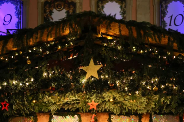 Boże Narodzenie Doprowadziły Światła Neonowe Gwiazdy Drzewa Xmas Zabytkowego Rynku — Zdjęcie stockowe