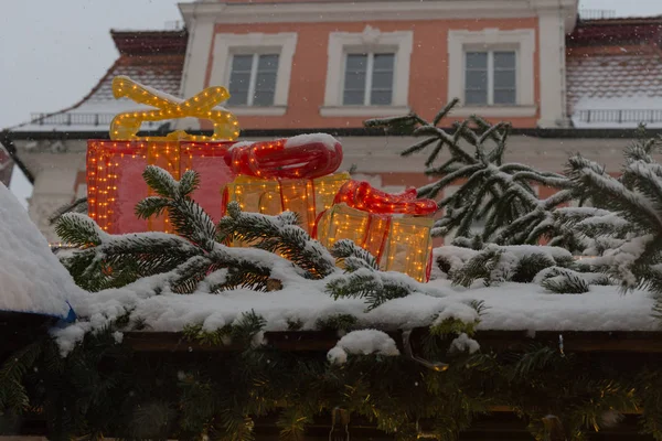 Sneeuwval Kerstmarkt Met Verlichting Lampen Decoratie Een Historische Markt Zuid — Stockfoto