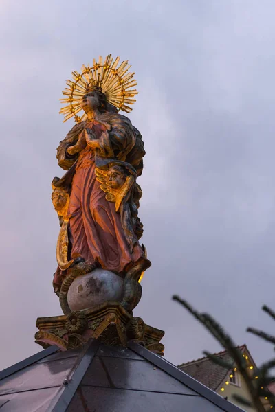 Weihnachtsstatue Und Objekte Auf Einem Adventmarkt Der Historischen Stadt Süddeutschland — Stockfoto