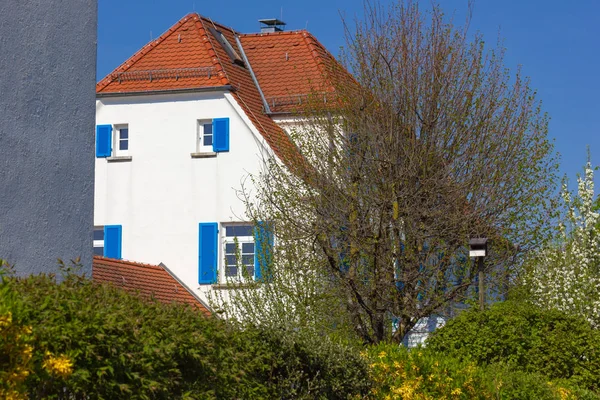 Casa Fachada Branco Azul Céu Azul Primavera Dia Sul Alemanha — Fotografia de Stock