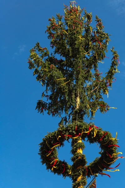 Maypole Cielo Azul Colores Del Sol Sur Alemania Ciudad Histórica —  Fotos de Stock