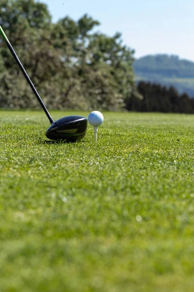 Terrain Golf Pelouse Pelouse Balle Dans Paysage Printanier Campagne Allemande — Photo