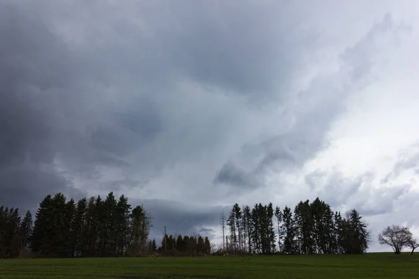 春天复活节德国南部山区景观的雷雨 — 图库照片