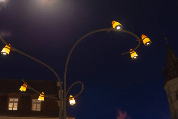 Streetlamp Στην Μπλε Ώρα Ηλιοβασιλέματος Ουρανό Την Άνοιξη Βράδυ Διακοπές — Φωτογραφία Αρχείου