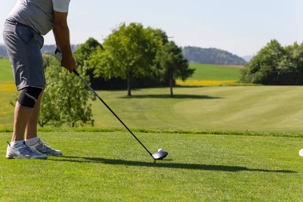 Jugador Golf Campo Hierba Verde Hermosa Sol Primavera Sur Alemania —  Fotos de Stock