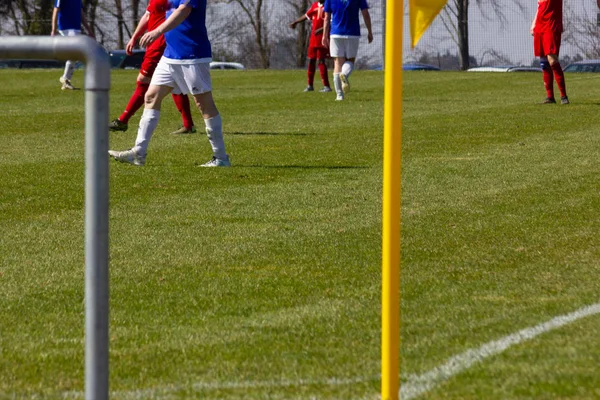 Amateur Voetbalveld Met Groen Gazon Witte Lijnen Met Gele Paal — Stockfoto
