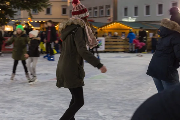 Patinagem Artística Tarde Inverno Janeiro Mercado Histórico Alemanha Sul — Fotografia de Stock