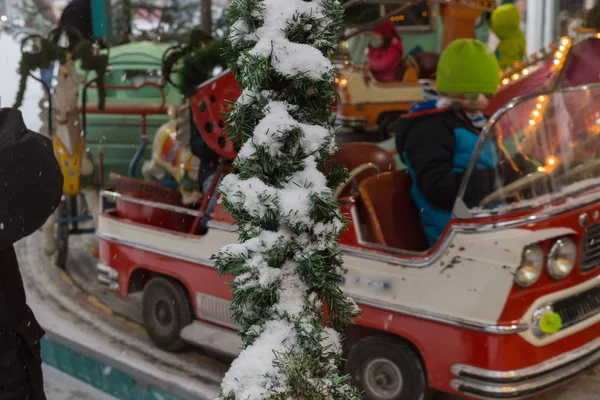 Merry Con Niños Divirtiéndose Vacaciones Navidad Diciembre Sur Alemania Mercado — Foto de Stock