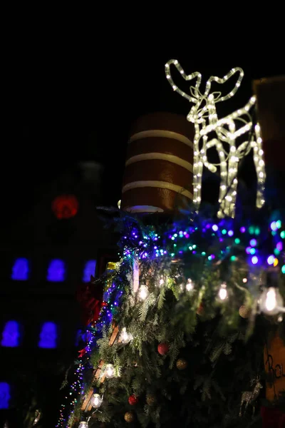 Natal Levou Luzes Néon Estrelas Árvores Xmas Mercado Histórico Cidade — Fotografia de Stock