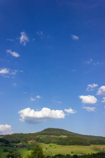 Paisagem Primavera Campos Verdes Com Céu Azul Nuvens Uma Montanha — Fotografia de Stock