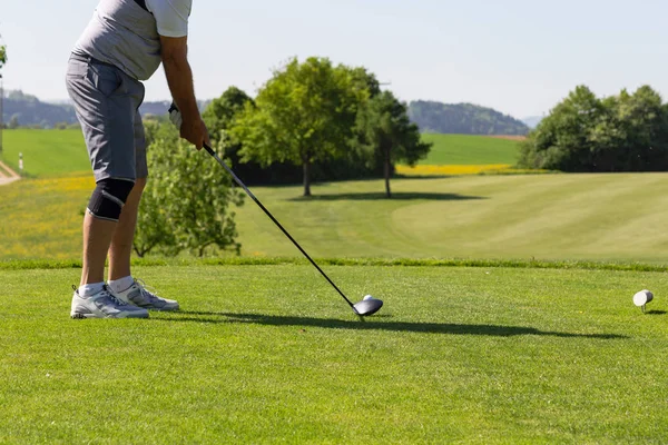 Jugador Golf Campo Hierba Verde Hermosa Sol Primavera Sur Alemania —  Fotos de Stock