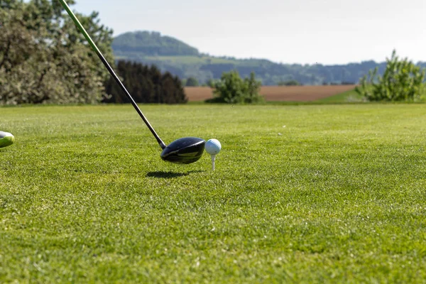 Terrain Golf Pelouse Pelouse Balle Dans Paysage Printanier Campagne Allemande — Photo