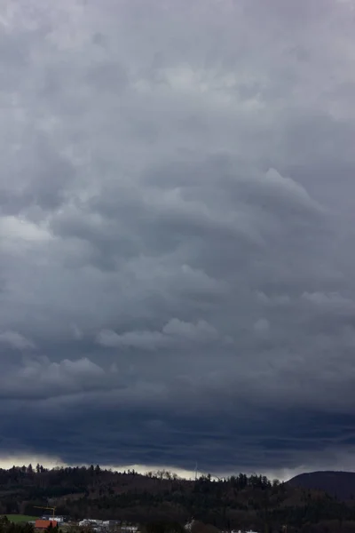 春天复活节德国南部山区景观的雷雨 — 图库照片