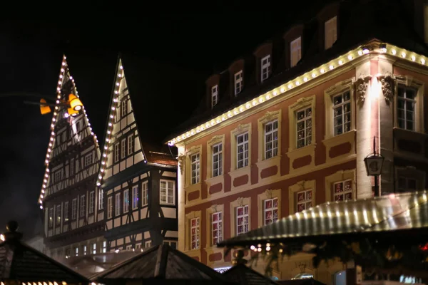 クリスマス Led ネオンの星とクリスマス ツリー南ドイツの歴史的な街の市場で 月にシュトゥットガルトとミュンヘン市の近く — ストック写真