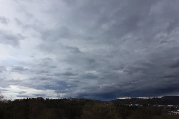 春天复活节德国南部山区景观的雷雨 — 图库照片