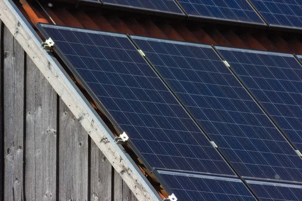 Kolektorów Słonecznych Dachu Drewnianej Elewacji Błękitne Niebo Słoneczny Wiosenny Dzień — Zdjęcie stockowe