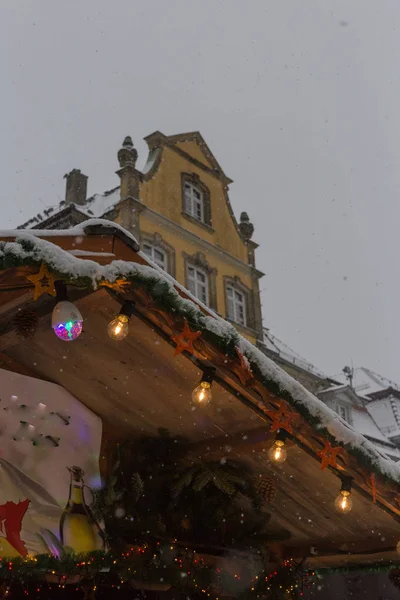 Queda Neve Mercado Natal Com Luzes Lâmpadas Decoração Mercado Histórico — Fotografia de Stock