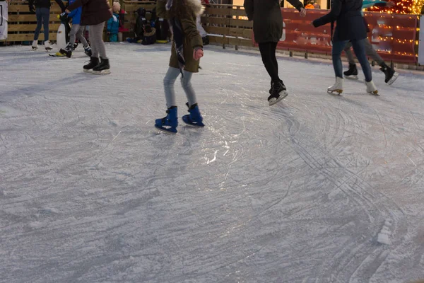 Eiskunstlauf Einem Januarwinternachmittag Auf Dem Historischen Marktplatz — Stockfoto