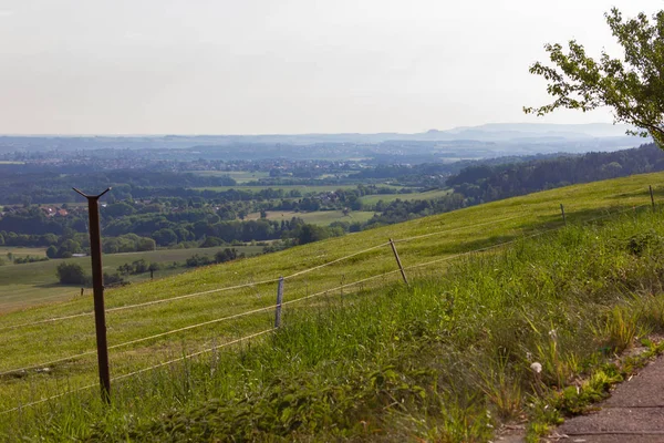 Landschaft Bergiger Frühling Mit Sonnenstrahlen Grünes Gras Wälder Blauer Himmel — Stockfoto