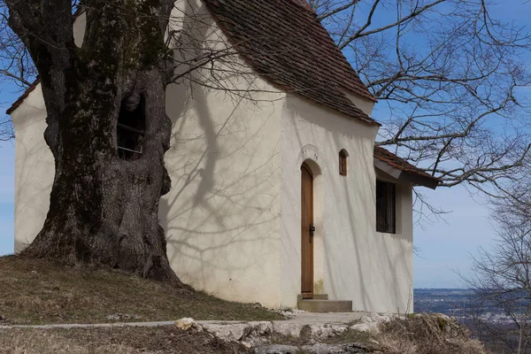 南ドイツのイースター春の青空の晴れた日にワンダー ラスト休日で古いオークの木に礼拝堂ファサード詳細 — ストック写真