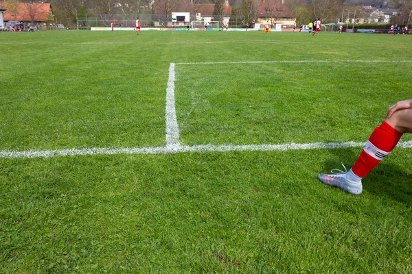 Details Voor Amateur Voetbalveld Spelers Bereiden Spelen Amateur Voetbalwedstrijd Zonnige — Stockfoto