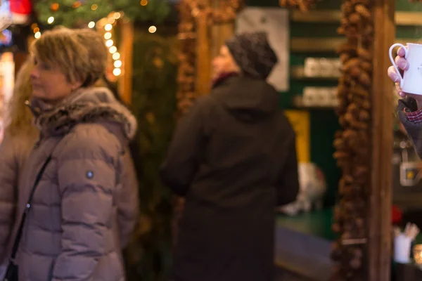 Kerstdecoratie Komst Xmas Markt Met Lopen Mensen Duitsland December Winteravond — Stockfoto