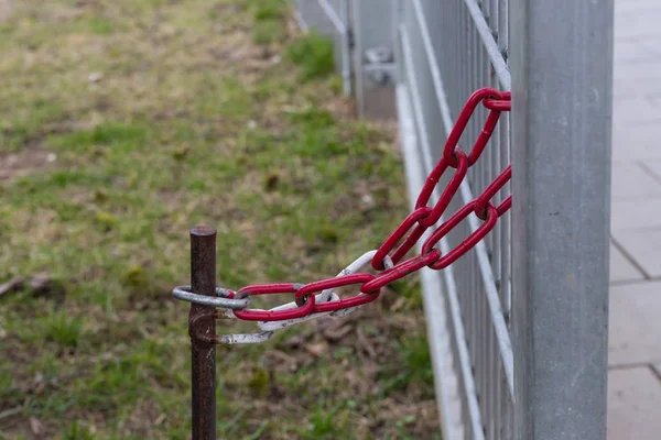 Palo Hierro Con Cadena Cerradura Una Valla Parque Ciudad Sur — Foto de Stock