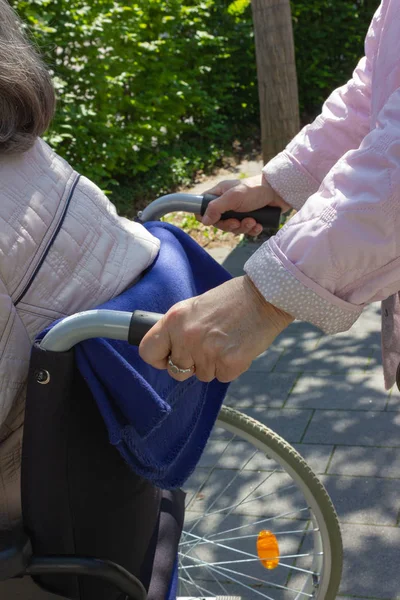 Senior Lady Walking Helping Woman Wheelchair Alemania — Foto de Stock