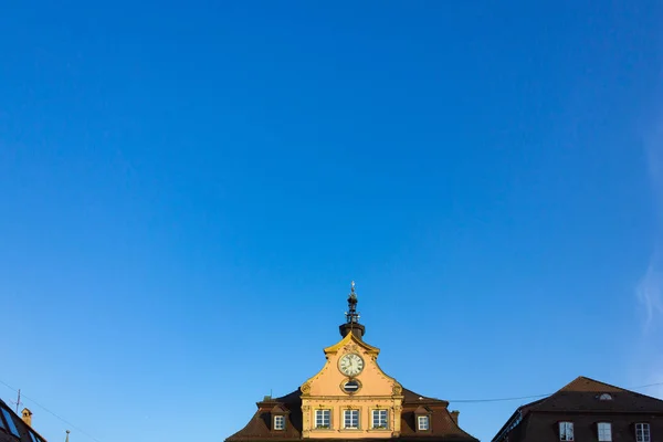 南ドイツの歴史的な街 Schwaebisch Gmuend の時計および鐘の塔を持つ市庁舎外観 — ストック写真