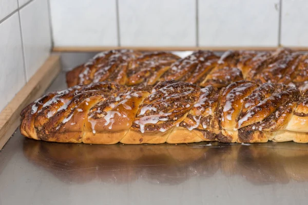 Bakken Van Gebakjes Brood Een Oven Met Goud Bruin Heerlijke — Stockfoto