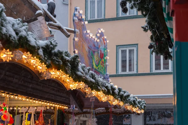 Sneeuwval Kerstmarkt Met Verlichting Lampen Decoratie Een Historische Markt Zuid — Stockfoto