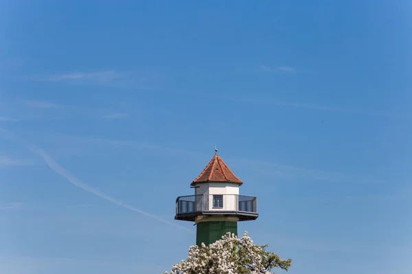 青空晴れた春の休日にドイツの田舎にある給水塔 — ストック写真