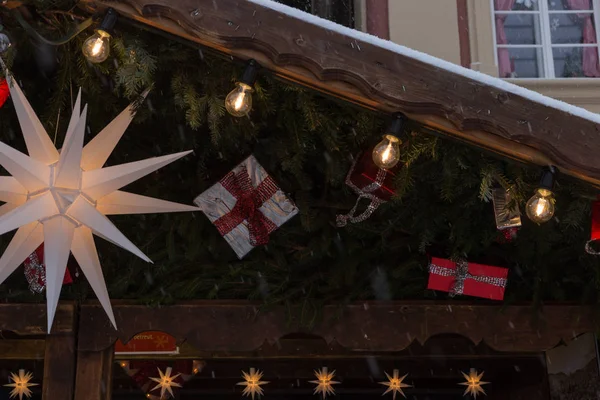 Nevicate Sul Mercato Natale Con Luci Lampade Decorazioni Mercato Storico — Foto Stock