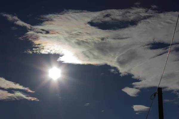 月にフェーン雲が南ドイツの田舎で日当たりの良い青空します — ストック写真