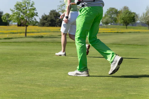Golfspieler Auf Golfplatz Mit Schönem Grünen Gras Und Sonnenschein Frühlingshafter — Stockfoto