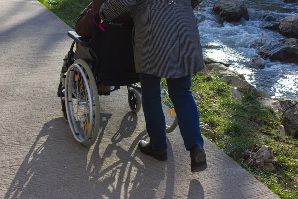 Señora Mayor Con Silla Ruedas Dando Paseo Por Parque Ciudad — Foto de Stock